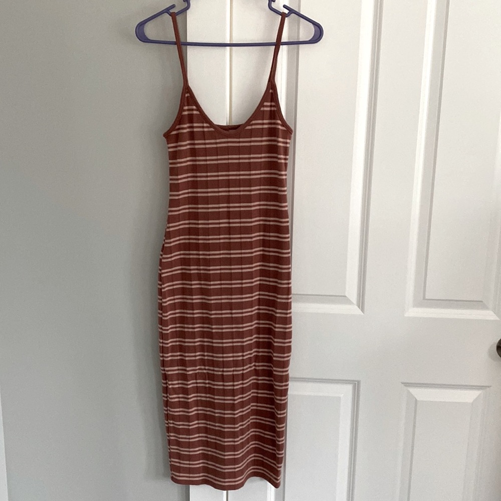 Bodycon midi summer dress with slit in the back!
